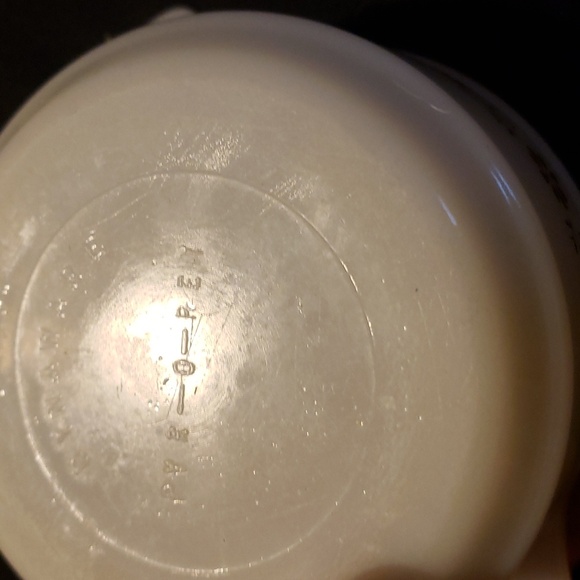 Vintage Pyrex Pyr-o-rey Dynaware bowl w/handles - Picture 3 of 3